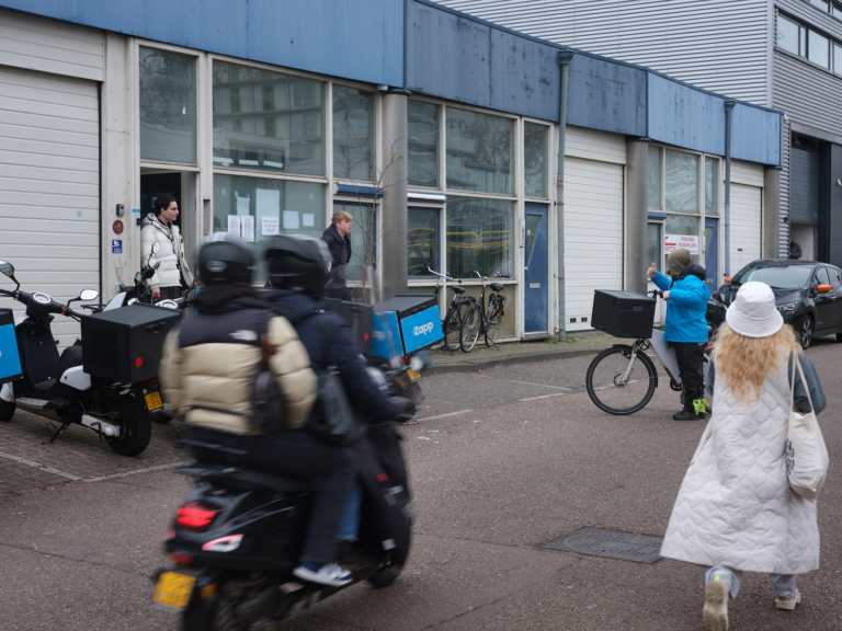 Explosie van flitsbezorgers, ‘het fietspad wordt het afvalputje van de stad’