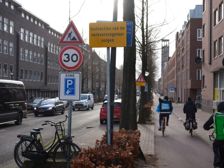 Molukkenstraat kruising Zeeburgerdijk: Dit is een doodgewoon bordenbos