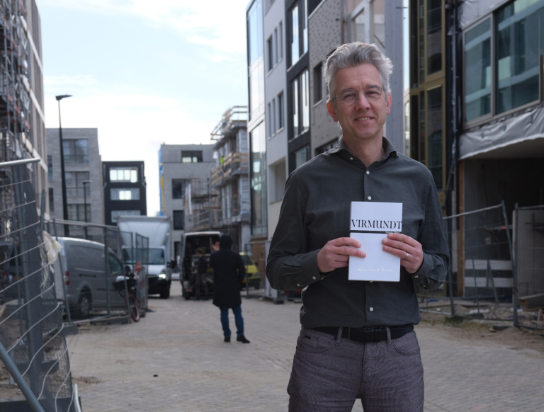 Architect uit Oost schrijft historische roman: ‘Vanuit mijn slaapkamer keek ik uit op een veertiende-eeuws kasteel’