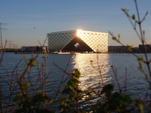 Het Sluishuis, vier sterren: ‘Bij ondergaande zon schittert het licht via de spiegelende gevel op het water’