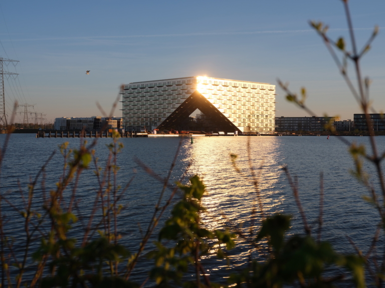 Het Sluishuis, vier sterren: ‘Bij ondergaande zon schittert het licht via de spiegelende gevel op het water’