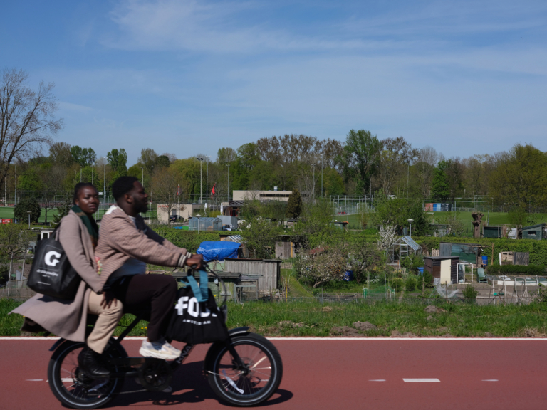 Van gras naar plastic in Sportpark Drieburg: Gemeente houdt geen rekening met sport in nieuwe wijk Overamstel