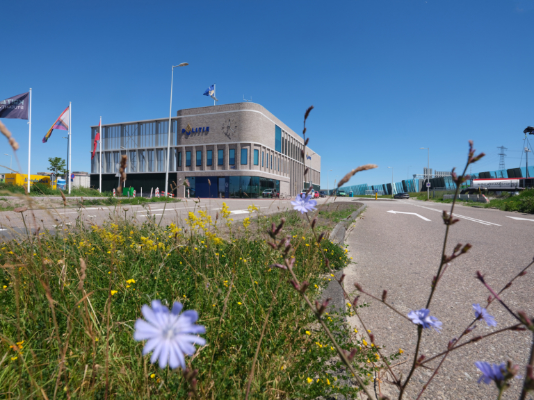 Politiebureau Zeeburgereiland, 1 ster: ‘De Bunker in Osdorp is hierbij vergeleken een wonder van architectonische verfijning’