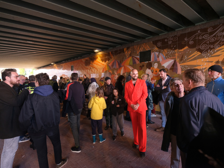 Onthuld: diversiteitskunstwerk in tunneltje tussen Javastraat en Eerste van Swindenstraat