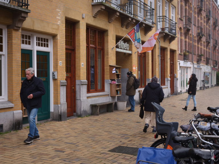 Steeds meer dak- en thuisloze jongeren zwerven door de stad. Elke dag weer dezelfde vraag: waar slaap ik vannacht?
