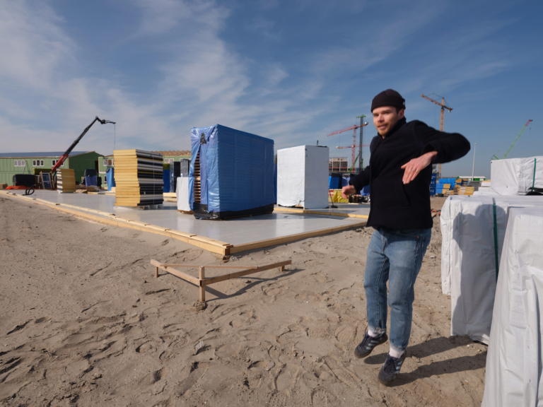 Contouren van Baggerbeest, het eerste gebouw in de Sluisbuurt