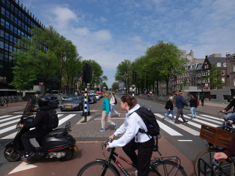 Experiment met autoloze Weesperstraat is het vuil naar Oost en Noord vegen