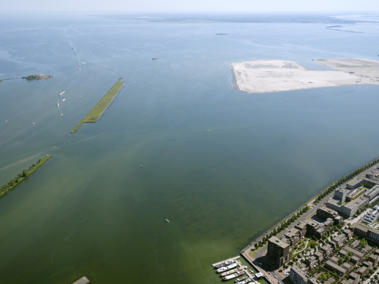 Lijn van boeien bij Buiteneiland
