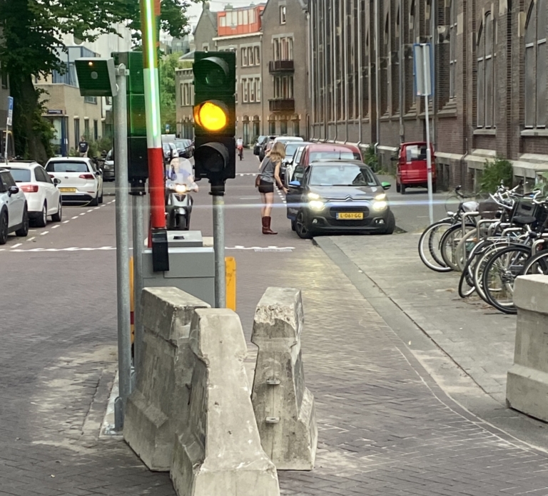 Verkeersregelaar houdt hoofd koel tijdens knip Weesperstraat