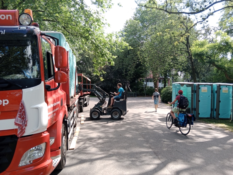 Bewoners van Oost kijken terug op weekend met festivals: ‘Als het volgende festival komt, is het gras wel weer aangegroeid’