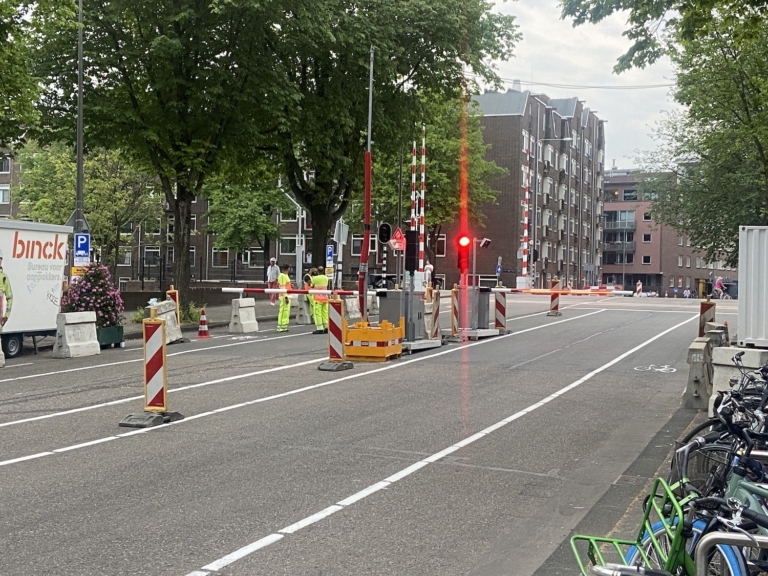 Knip Weesperstraat blijft voorlopig: verkeerswethouder Van der Horst overleeft spoeddebat