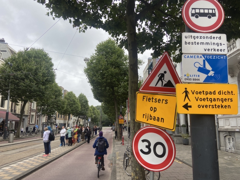Fietsstraat Plantage Middenlaan: ‘Lege trottoirs en fietspaden en fietsers en auto’s die soms voor hun plek knokken’