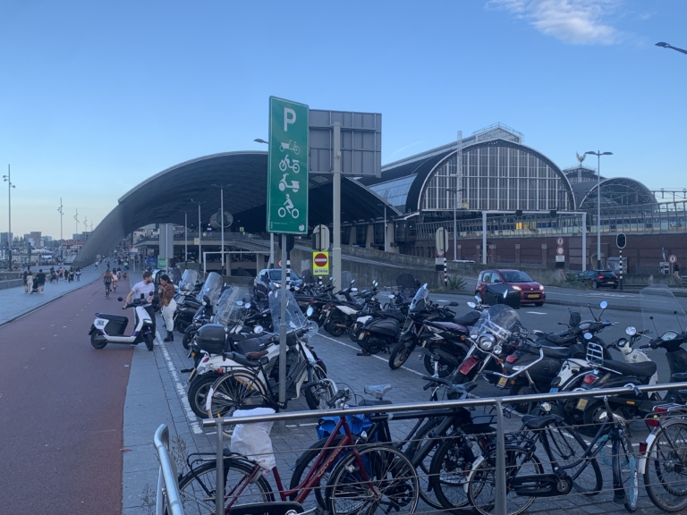 Scooterrijders willen meer parkeervakken bij CS