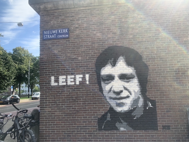 Muurschildering Ramses Shaffy in ere hersteld