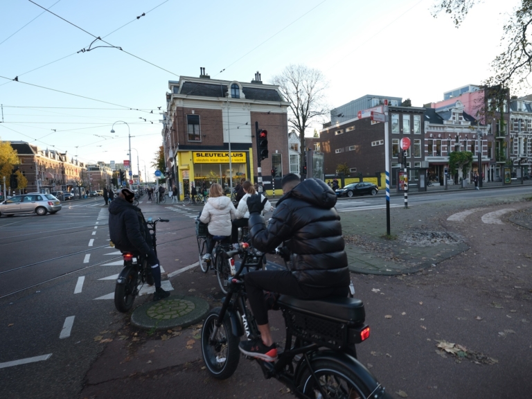 Experiment: Snelle fietsers naar de rijbaan