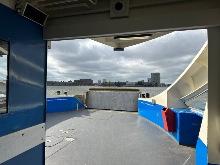 Nog maar weinig mensen op pont Sporenburg-Zeeburgereiland