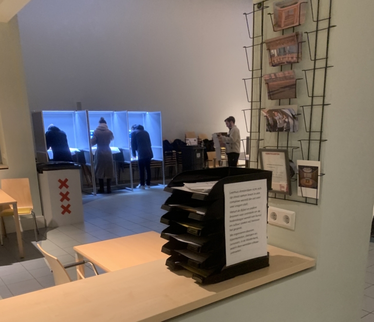 Amsterdam kiest voor GroenLinks-PvdA, landelijk wint de PVV heel dik. Impressie vanuit een buurtcafé