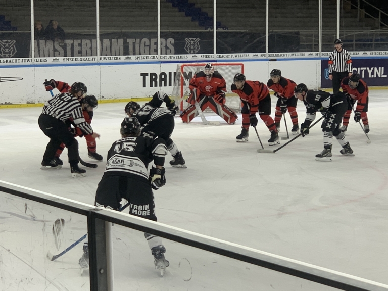 Tigers zitten Panters op de hielen na overwinning tegen Eagles