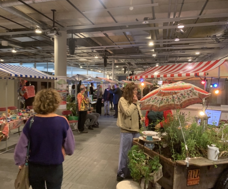 Duurzaamheidsmarkt in stadsdeelkantoor Oost