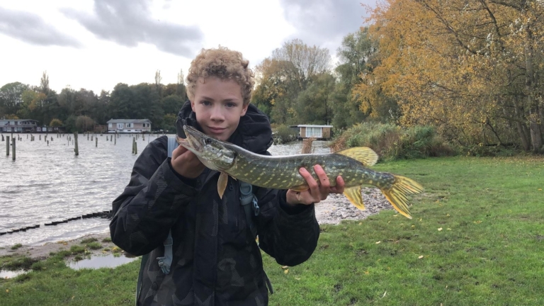 Schoolvrienden vangen snoek: ‘We wisten meteen dat het een grote vis was’