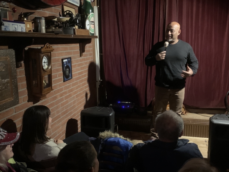 Lachers op hun hand krijgen is uitdaging voor stand-upcomedians in De Nieuwe Stek