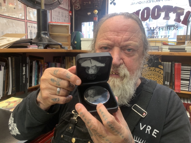 Henk Schiffmacher onderscheiden met Frans Banninck Cocqpenning: ‘Ik voel mij nu nog meer zoon van Amsterdam’