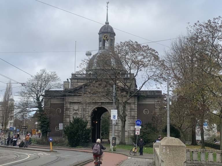 Politie zoekt getuigen: Man uit Oost door onbekende toedracht ernstig gewond