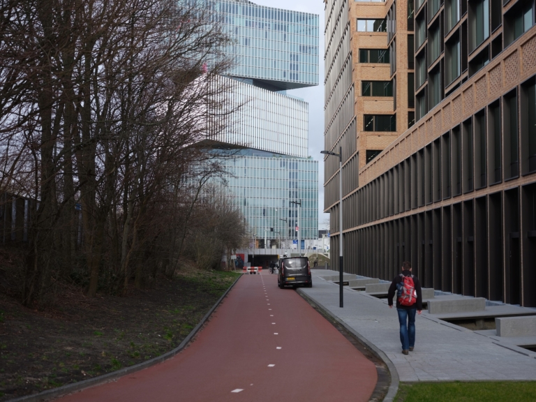 5 sterren voor Nhow Hotel: ‘Vanuit de ontbijtzaal zie ik geluidloos duizenden auto’s in beide richtingen glijden’