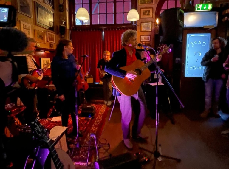 Dusty Stray in Eik on Air: Sfeervol huiskamerfeest bij de haard