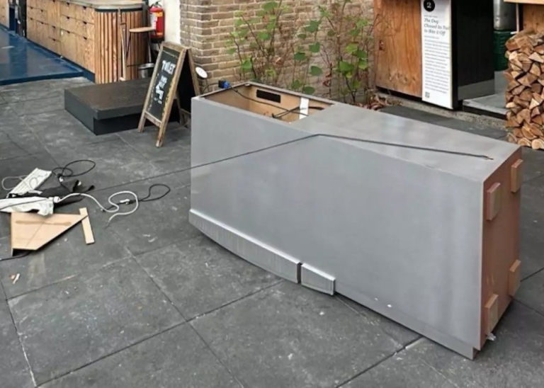 Inbrekers verwarren kunst met geldmachine