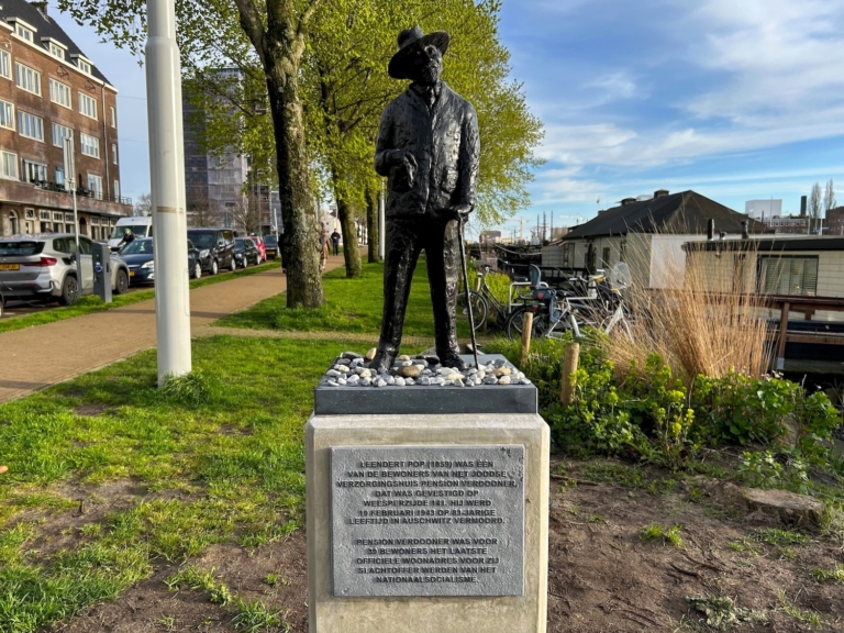 Beeld van Leendert Pop aan de Amstel officieel onthuld