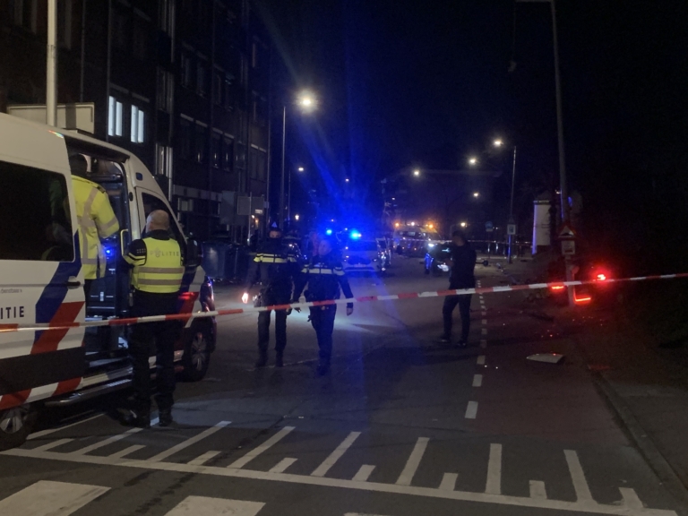 Auto over de kop na wilde rit door Dapperbuurt