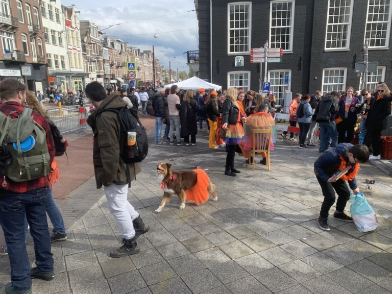 Oost viert Koningsdag met zon, regen en vrolijke drukte