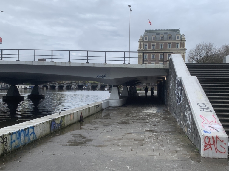 Politie onderzoekt omgeving in de Amstel waar man werd omgebracht