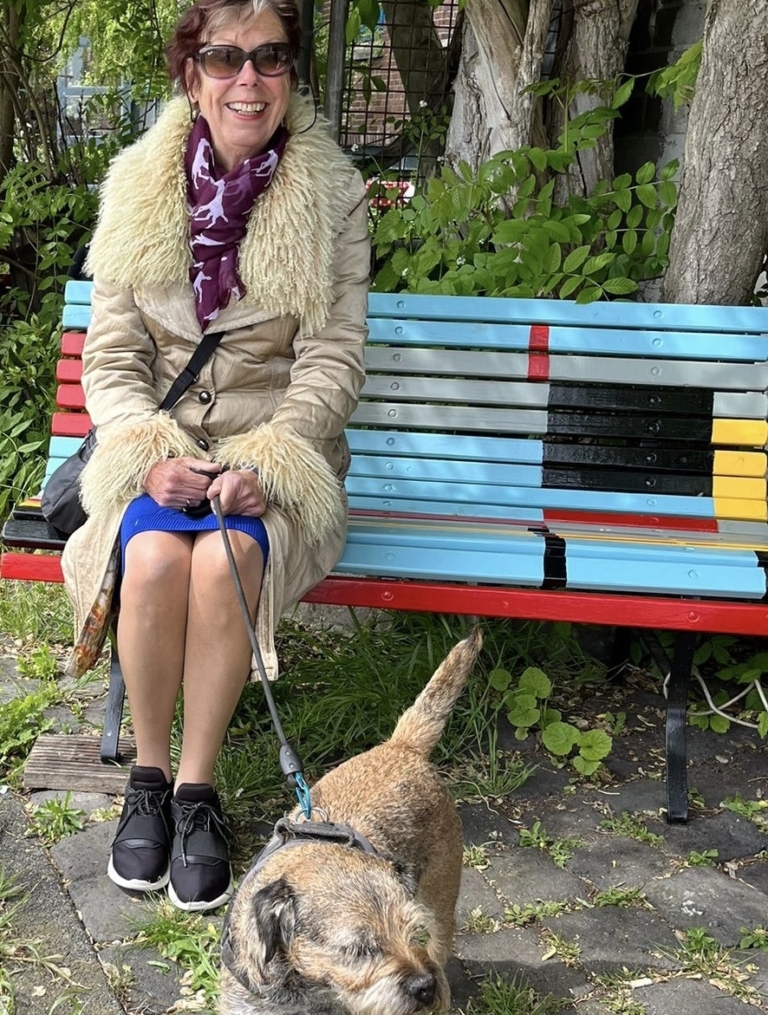 Marijke raapt zwerfvuil op KNSM-eiland: ‘Minder blikjes, meer Capri Sun-zakjes en koffiebekers’