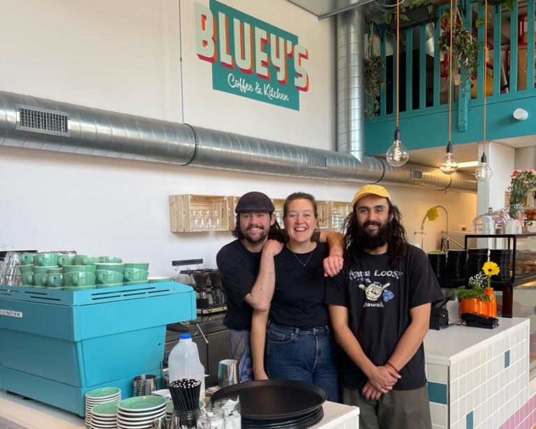 Kleur in de Sportheldenbuurt: BLUEY’S Coffee & Kitchen na 1,5 jaar weer open