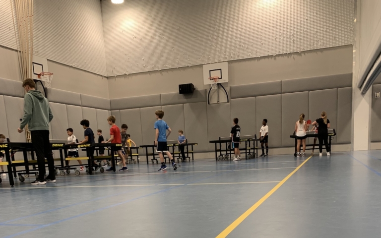 Tafeltennisles voor IJburgse basisschool