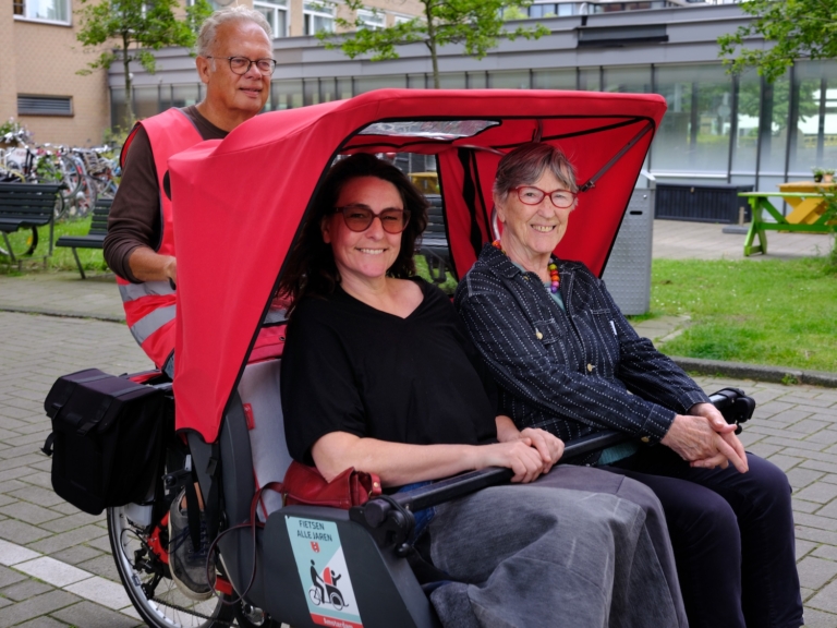 Voor Amsterdammers die zelf niet meer op de fiets springen: met de riksja door het park