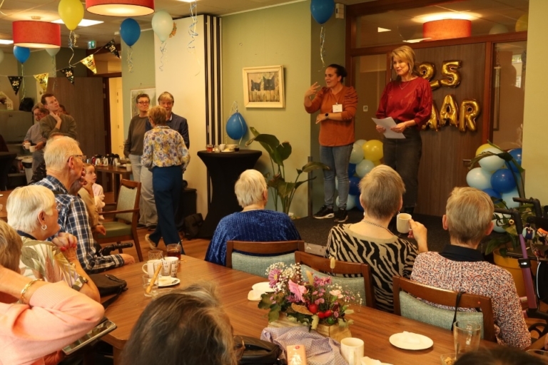 Al 25 jaar ontmoeten dove en slechthorende ouderen elkaar bij ZGAO in Oost