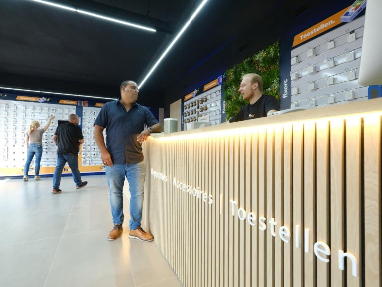 Fixers IJburglaan is vernieuwd. Nieuwe telefoons, accessoires en reparaties