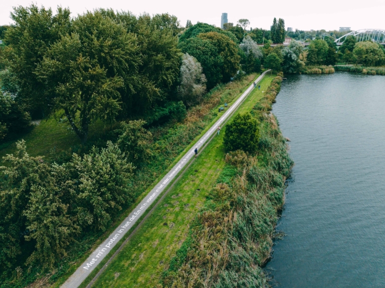 100 meter lang gedicht onthuld bij het Flevopark, een ode aan de dijk 