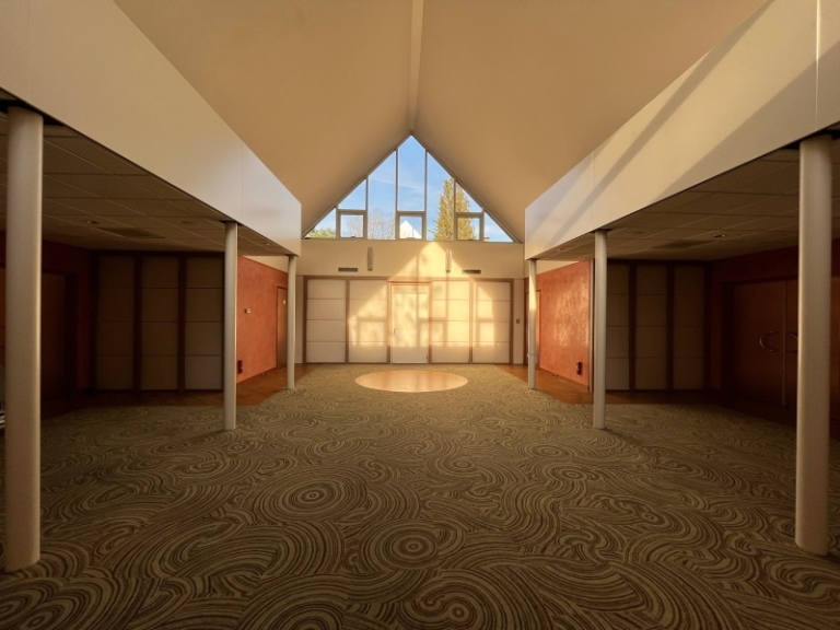 Leegstaand uitvaartcentrum in Oost zoekt makers, bijzondere ruimtes te vullen