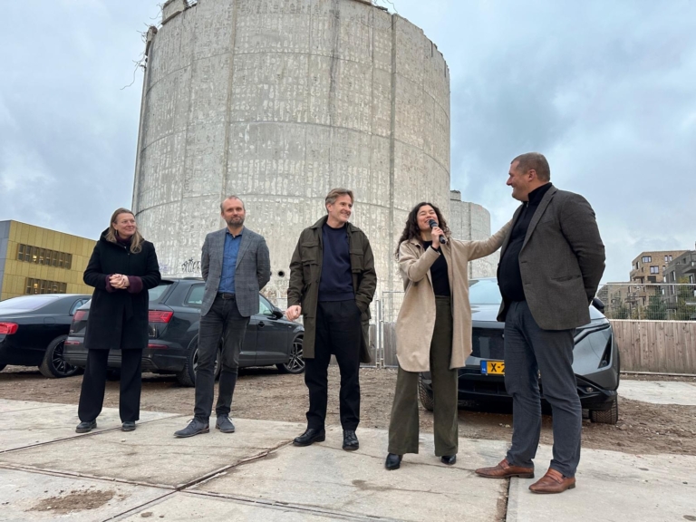Nieuwe naam voor de silo’s op Zeeburgereiland: SILOS. Ontwikkeling officieel van start met licht- en geluidsinstallatie