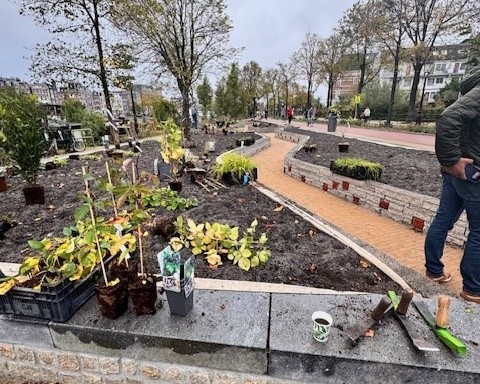 Handgemaakte insectenhotels sieren vernieuwde Weesperzijde