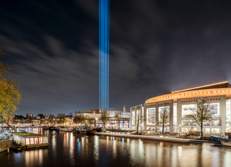 Blauw licht de lucht in