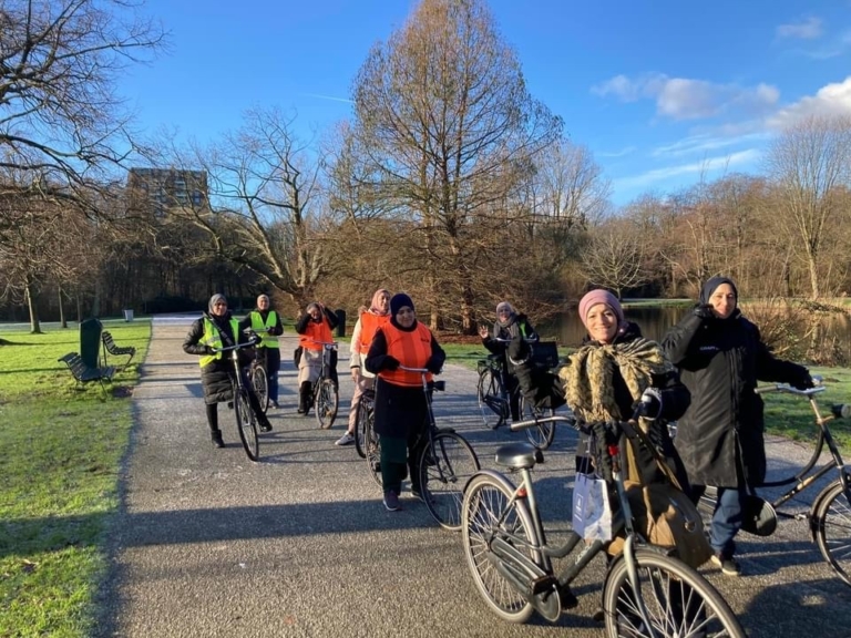 Fietslessen voor vrouwen in het Flevopark: ‘Remmen blijkt het lastigst onder de knie te krijgen’