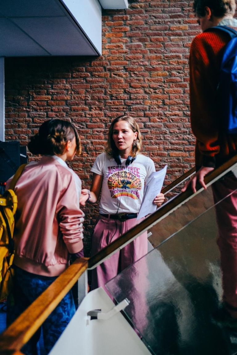 Regisseur uit Oost draait serie op het Pieter Nieuwland College