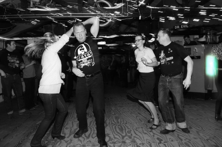 Lessen voor beginners, kom rock-’n-rollen bij de Cruise Inn op Zeeburgereiland